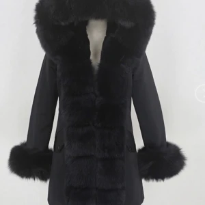 Vinter jacka, parka, svart päls  - Helt ny, använd 2-3 gånger. Köpte för 5999kr säljer för 3000kr. Skriv privat för bättre bilder på jackan. 