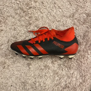 Fotbollsskor  - Jag vill sälja mina gamla fotbollsskor använda runt 1 månad inga hål bra skick