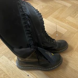 Dr Martens - Typ som de förra kängorna fast högre. Också knappt använda och detta är också bara en intressekoll så skriv om du är intresserad💕