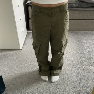 cargo pants - as snygga cargos från h&m är väldigt skrynkliga men jag ska stryka dom 34cm vid midjan men e lite strechig och längden är 89 cm🐺