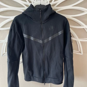Nike tech fleece - Äkta Nike tech fleece. Använd ca 25 gånger Xs