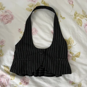 Kostymväst - Säljer denna så snygga kostymvästen i jättefint skick och en rosett på ryggen😍 Möts upp på Östermalm eller fraktar. Kan gå ned i pris vid snabb affär 