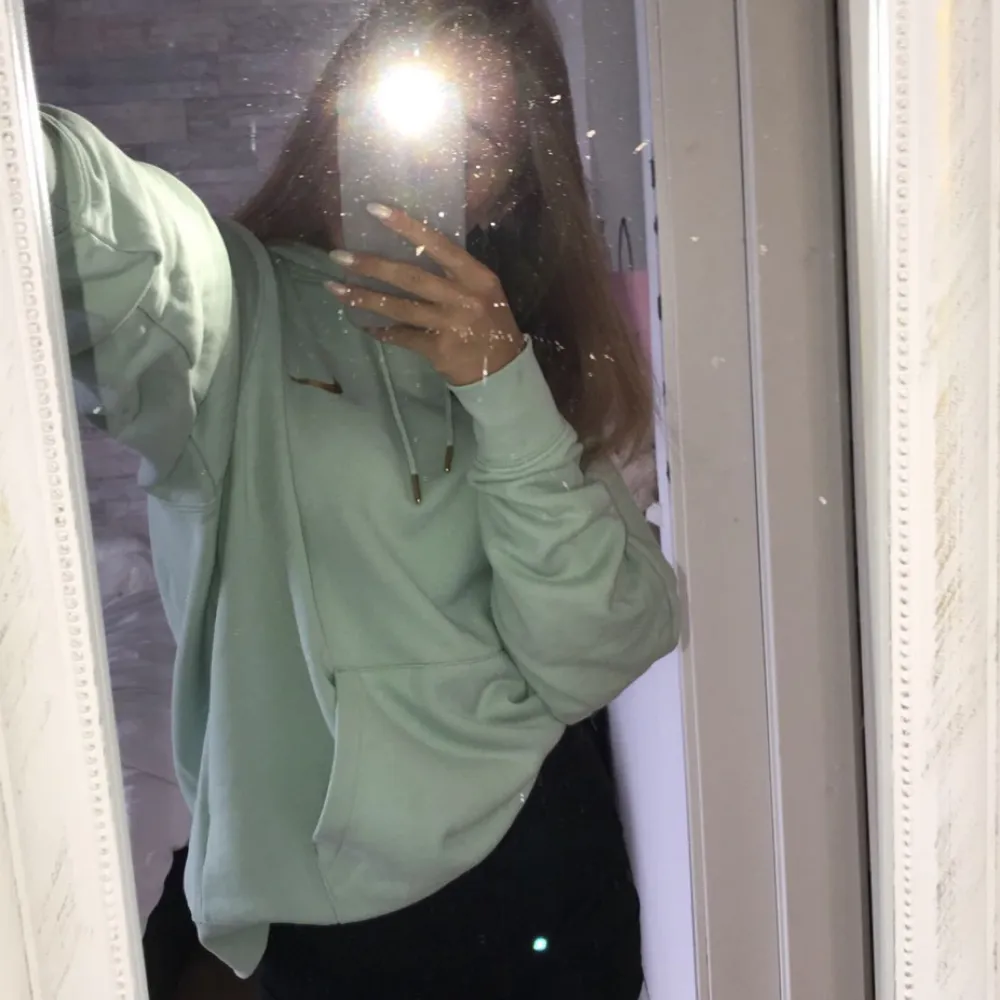 Supersnygg mintgrön Nike hoodie i storlek XS Unisex, använd fåtal gånger och är fortfarande i toppskick. Finns ej att köpa nånstans längre då den va limited.. Hoodies.