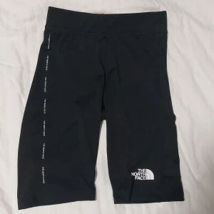 The north face träningsshorts storlek S - Träningsshorts från the north face med ficka på sidan. Storlek Small och endast använda en gång 