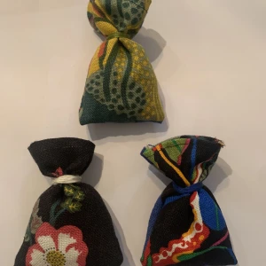 Josef Frank doftpåse - Handgjorda Josef Frank doftpåsar med doften lavendel. Perfekt för träningsväska, skor och garderob. Står inte för frakt