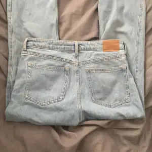 Midwaist bootcut weekday jeans som tyvärr är för stora för mig. Super snygga. Ljusblå utan fläckar förutom längst ner vid benen. Fler bilder kan skickas. Pris + frakt 