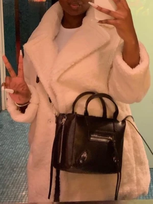 Pilejacka  - Säljer min vita supersöta fluffiga jacka från H&M i strl M/L. Endast använd ett fåtal gånger men super bra skick. Pris går att diskutera vid snabb affär. 