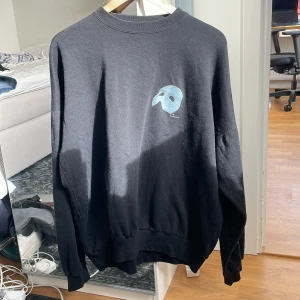 Vintage svart sweatshirt XL - Säljer nu min svarta Phantom of The Opera sweatshirt. Köptes på second hand och är i väldigt fint skick. Den sitter jäkligt bra, som en baggy vintage sweatshirt ska göra!!