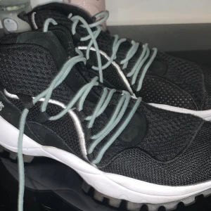 Knappt använda inget fel på skorna  - Calvin Klein sköna att gå i och stiliga skor och köpt för 2700