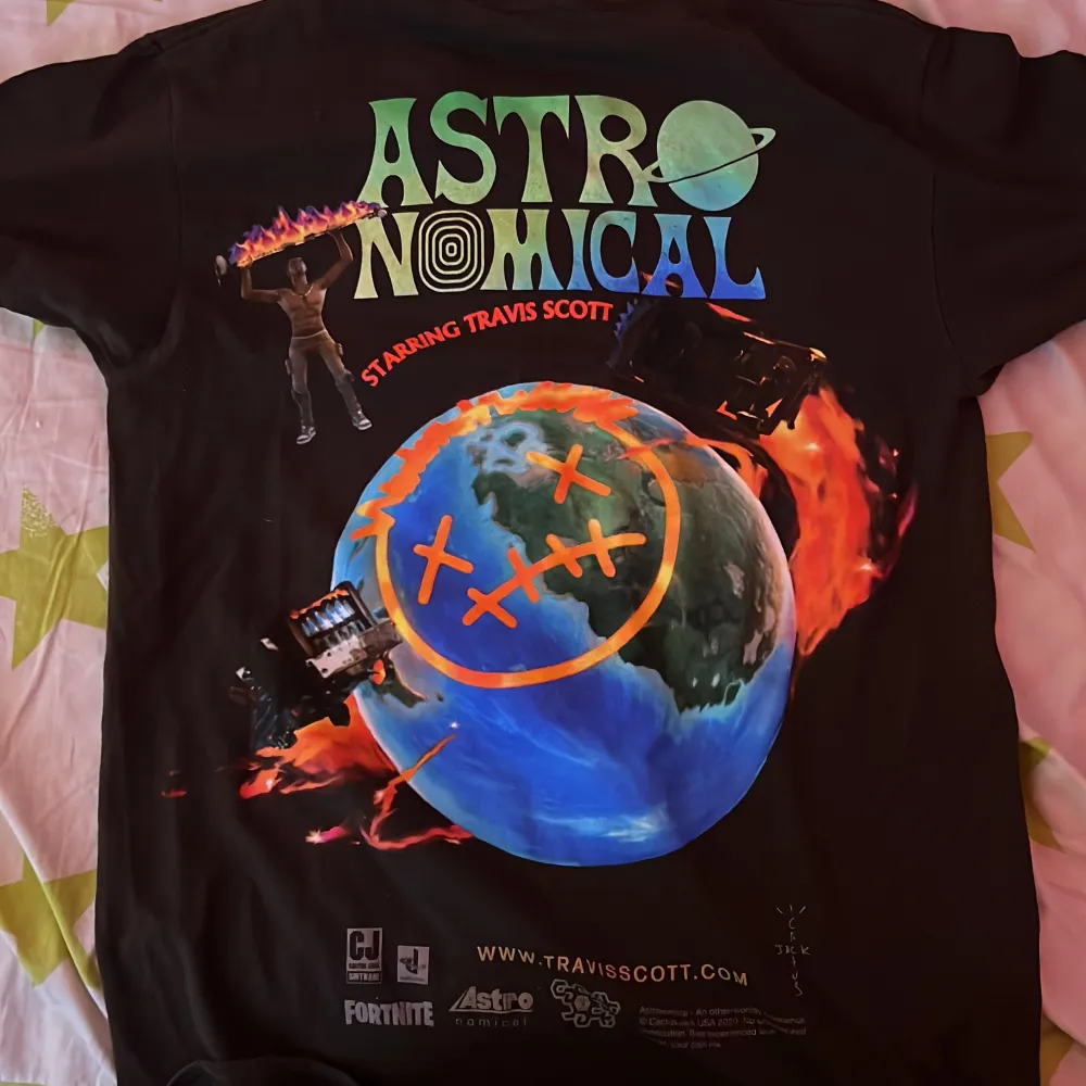 Säljer min Travis Scott: Astroworld Merch i Storlek S då den är för liten för mig,  lite dammig som bör försvinna efter en tvätt, skriv vid frågor :). T-shirts.