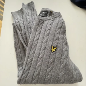 Lyle&Scott stickad tröja XL - Köptes från zalando för 1099kr och använts 2 gånger. Jättebra skick och nästan helt ny! Det går att skickas eller träffas i Stockholm!