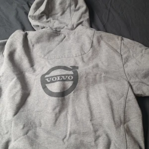 Volvo hoodie - Volvo hoodie från derar lager av jobbtröjor. Endast använd fåtal gånger. Kan diskutera pris vid snabb affär