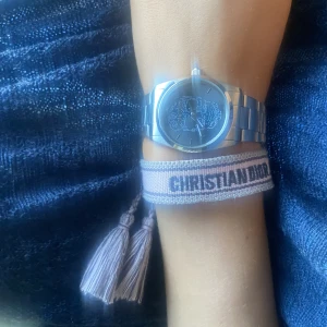 Dior armband  - säljer nu ett jätte fint dior armband i en rosa färg. Köpt utomlands så VET EJ om de är äkta, men det ser väldigt äkta ut. KÖPAREN STÅR FÖR FRAKTEN!! 💘