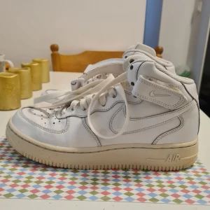 The Air Force 1 Mid '07 - The Air Force 1 Mid '07 has everything you love: it has crisp upper layers, stylish details and just the right amount of flash. Used but in good condition. 