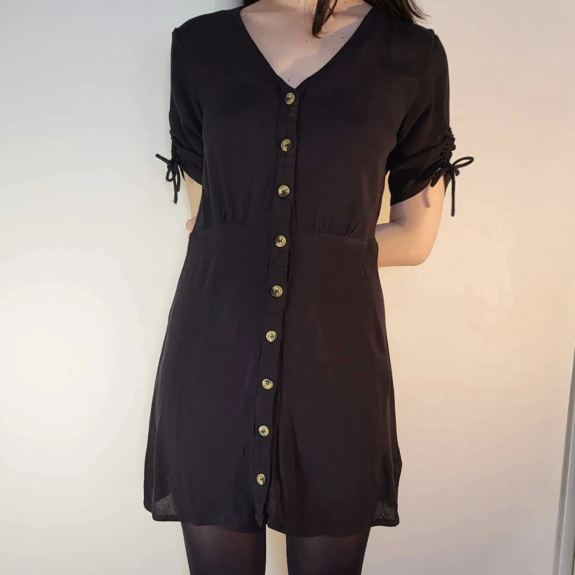 svart klänning med knappar från H&M