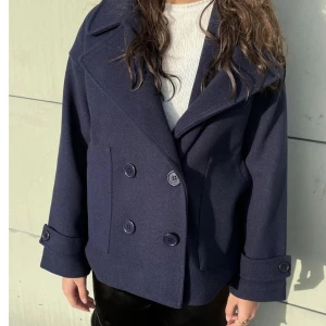 Design by si kappa - Säljer denna kappa från design by si. Aldrig använd med lapparna kvar. Storlek M/L