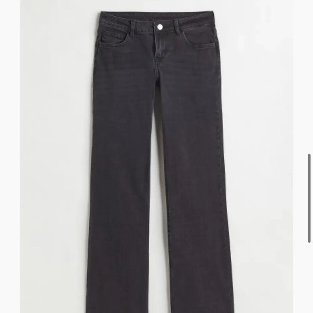 (Intressekoll) Slutsålda jeans från hm, sparsamt använda men inga slitningar eller hål mm. Köptes i sommar. (BUDA)!!!. Jeans & Byxor.