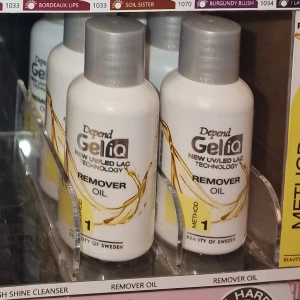 Remover oil gelé naglar - Säljer två stycken remover oil som tar bort gellack🫶🏼 Applicera olljan fingrarna längs nagelbanden och över hela nageln. Massera ca 20 sekunder på varje nagel. Lägg fingrarna sen i ljummet vatten och vänta 3min innan du skrapar bort gel polish/nagellack