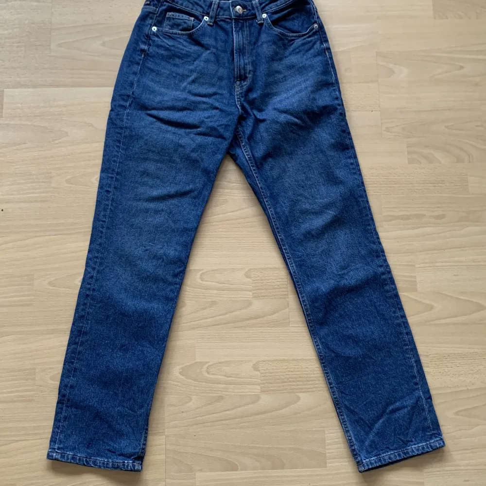 Mörkblå jeans från h&m Modellen: Vintage straight, high waist Storlek 28 Endast använda en eller två gånger. Jeans & Byxor.