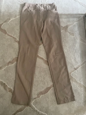beige fitted byxor / beige fitted pants - bra kondition / good condition