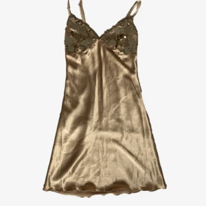 Guldig klänning - Guldig klänning, har en liten fläck (se sista bilden) men i övrigt gott skick! 