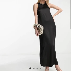 Maxiklänning - Jättefin maxiklänning i satinliknandematerial. Helt ny med alla lappar kvar!! Säljs då den inte passade mig och det var försent att returnera. Nypris: 399❤️