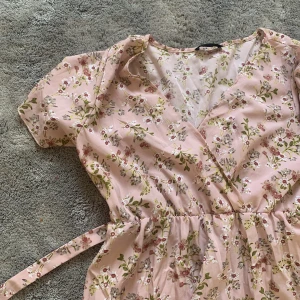 Sommarklänning  - Jätte fin blommig sommarklänning i storlek M, skönt tunt material. Midiklänning. 