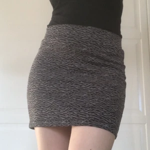 Zebramönstrad kjol - Grå svart zebramönstrad kortkjol från zoul☺️tight fit
