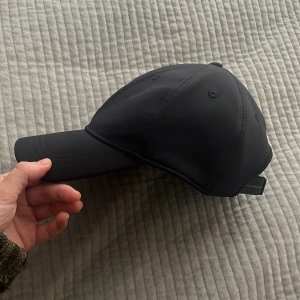 Lululemon keps  - Svart keps från Lululemon. I nyskick - lite skrynklig på bild då den legat nedpackad 🌟