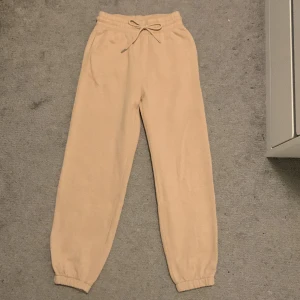 Beiga mjukisbyxor - Säljer dessa supersköna mjukis byxor från h&m. Varan är i toppenskick och det ända tecknet på användning är ett pyttelitet hål i högra fickan, men det är inget som stör! Används ca 3 gånger och tvättas innan dem skickas. Säljer då dem inte använts på läng