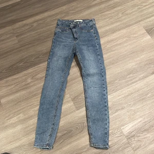 Jeans - Storlek L, ganska liten i storlek  