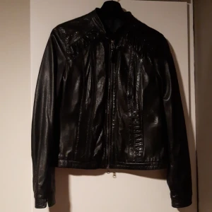 Svart läderjacka - Svart jacka i härligt mjukt läder från svenska Molltan. Mycket bra skick, storlek 36.