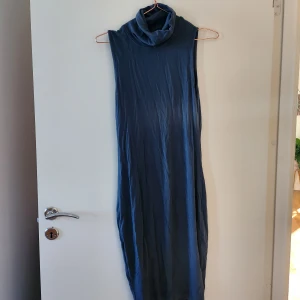 Klänning med turtle-neck - Snygg bomulls-klänning med turtle-neck, utan ärmar. Säljer pga kommer inte till användning. Hör av dig om du har frågor!