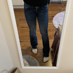 Ltb jeans valerie - Lågmidjade jeans från ltb, moddeln heter valerie. Är i nyskick och inga tecken på användning, nypris 725kr💗
