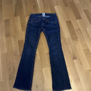true religion jeans - ett par fina true religion jeans som tyvärr är för små, kan tyvärr inte fixa bilder på eftersom jag inte får på mig dom, om ni har frågor så skriv💕💕