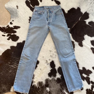 Levis 501 - W 26 L 32 motsvarar ca XS Lagade vid rumpan, se bild