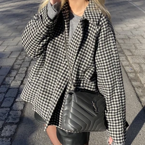 Kort rutig kappa - Säljer min korta kappa från zara! Den är köpt förra våren och i mycket bra skick💕Så snyggt mönster och breda i ärmarna med knappar nedtill, fler bättre bilder på endast kappan kommer snart!