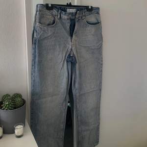jeans köpta på asos i strl 32/32,  sitter bra i längden på min kille som är ca180cm🖤