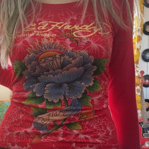 Ed hardy tröja  - Jättefin ed hardy tröja i stretchigt material så passar nog M också. Några stenar har lossnat men annars i jättebra skick! Skriv om du har frågor eller vill ha fler bilder🥰(tryck inte köp nu) 
