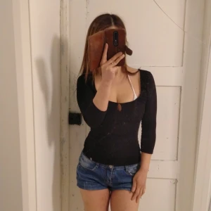 3/4 arma tröja - En svart 3/4 arma tröja i bra skick. Ny pris 600 kr.