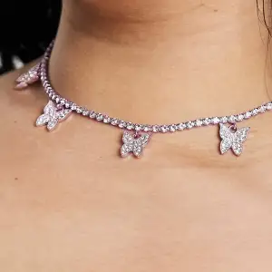 Super unikt halsband från ASOS fullt med kristaller! Helt slutsålt ❤️ använd gärna köp nu!!🥳silvrig kedja som skiftar i kall rosa! OANVÄNT!