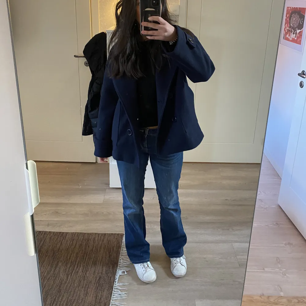 Intressekoll på mina jeans från zara, de är uppsydda så passar mig som är 162. Säljer pga att de är förstora för mig 💗. Jeans & Byxor.