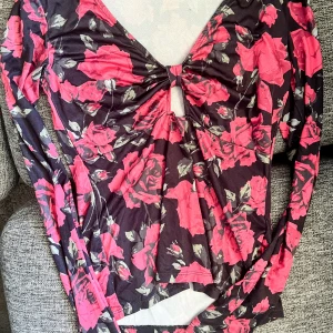 Shirt with flowers  - Top med urigning passar S-L pga hur stretchig den är