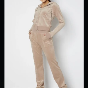 Juicy couture set beige - Ett jätteskönt det från Juicy i färgen beige, andvänd 2 gånger. Den är fin men kände inte den passa mig! Str på tröjan är xs o byxorna xxs