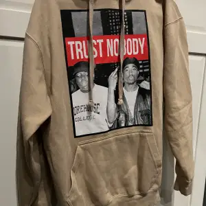 Tupac hoodie från LA aldrig använd - köpt på venice beach i Los Angeles storlek small