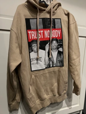 Hoodie med tryck - Tupac hoodie från LA aldrig använd - köpt på venice beach i Los Angeles storlek small