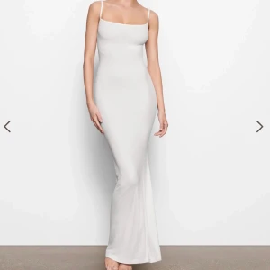 Skims klänning - Säljer min vita skims klänning!! Knappt använd då de inte var min stil! Köpt från skims hemsida + tull!! Säljer för 850