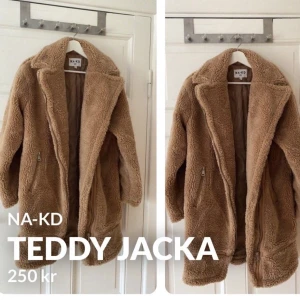 Teddy Jacka - Säljer min super fina,mysiga och fluffig teddy jacka ifrån NA-KD, endast testad. Storlek 34 men skulle även passa 36,38 då den är oversize  Önskas fler bilder är det bara att skriva! 