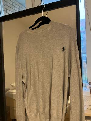 En äldre sweatshirt från Polo, super mysigt material, herrstorlek XL men sitter som en M. Lite oversized (jag bär S/M i kläder) frakt är inräknad i priset💗Fraktas efter swish💗Bildbevis kommer självklart💗