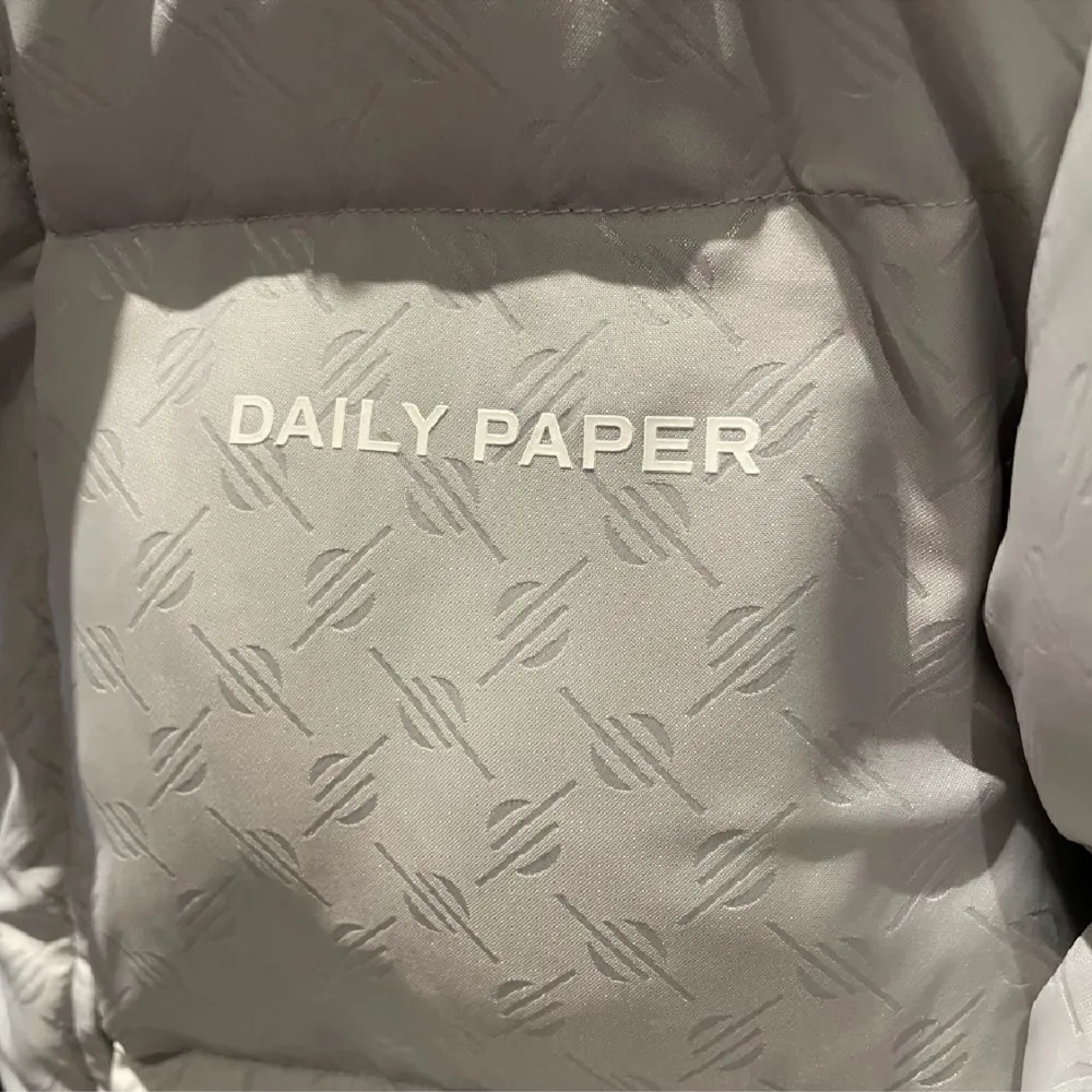 Säljer min jättesnygga daily paper jacka med avtagbar luva då jag inte använder den speciellt mycket. Jättefint skick men kan vara lite smink runt kragen 💗. Jackor.